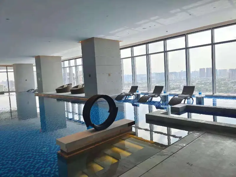 Blueway бассейнінің жылу сорғысы мен кондиционер жүйесі Chengdu Bay қонақ үйіндегі Sky Infinity Pool-да жыл бойы жайлылықты қамтамасыз етеді.